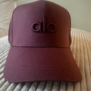 Alo yoga burgundy truffle district trucker hat